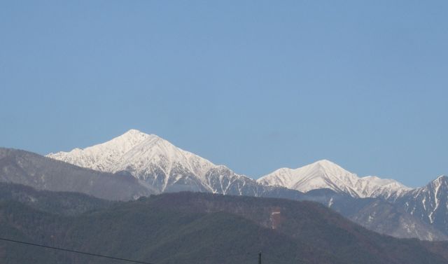 北アルプス常念岳(左)も雪景色